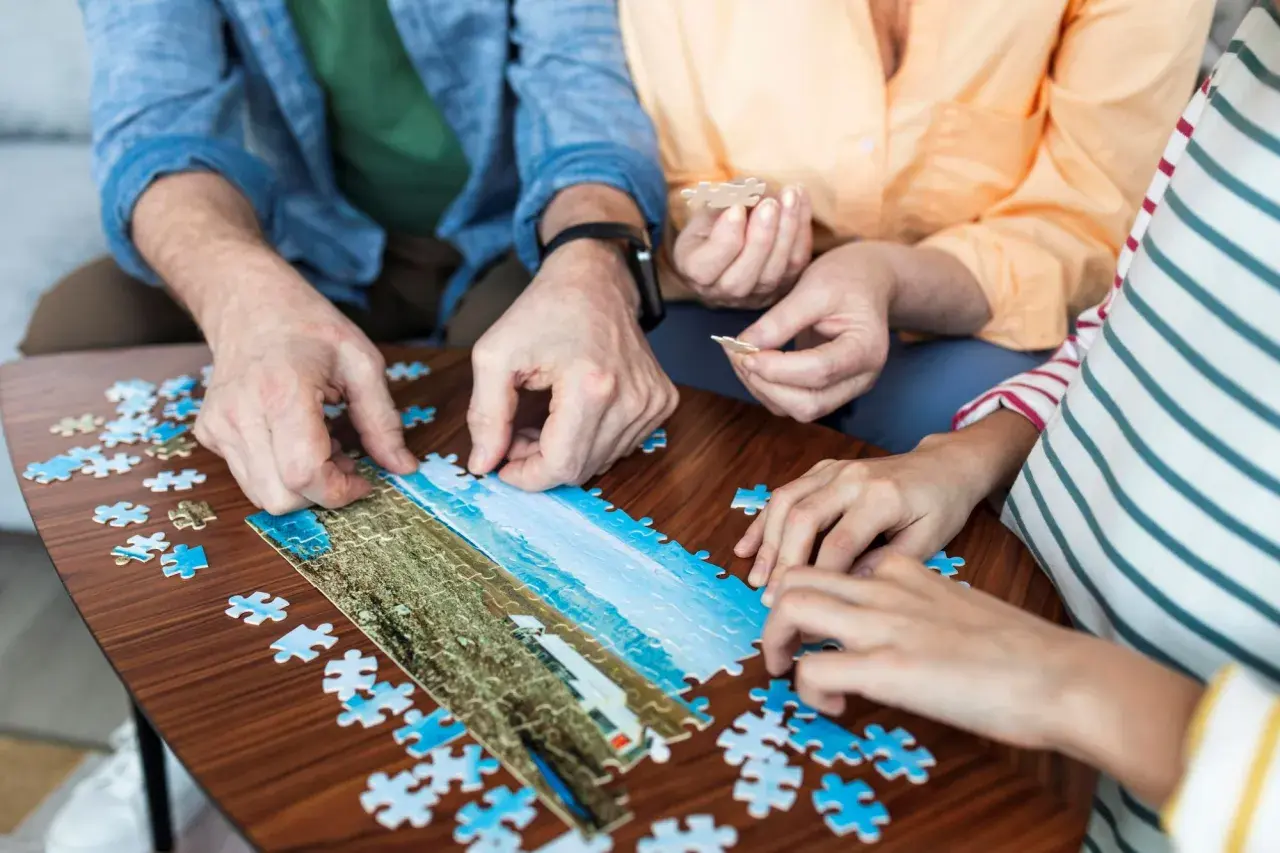 Wspólne układanie puzzli to świetne pomysły na zajęcia z seniorami. Radość z tworzenia obrazu z kawałków.