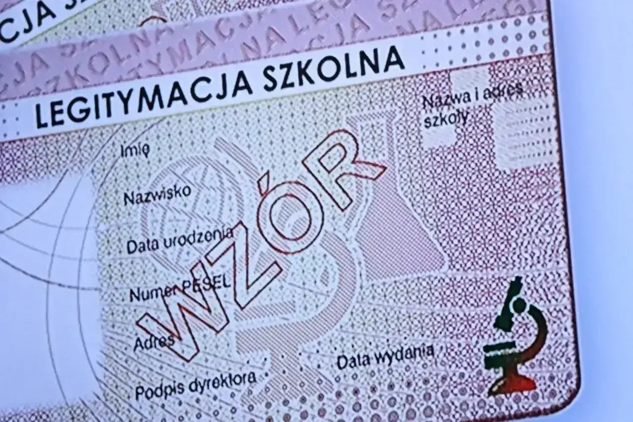 Legitymacja szkolna zniżki do jakiego wieku? Dokument zawiera dane ucznia i pieczęć "WZÓR".