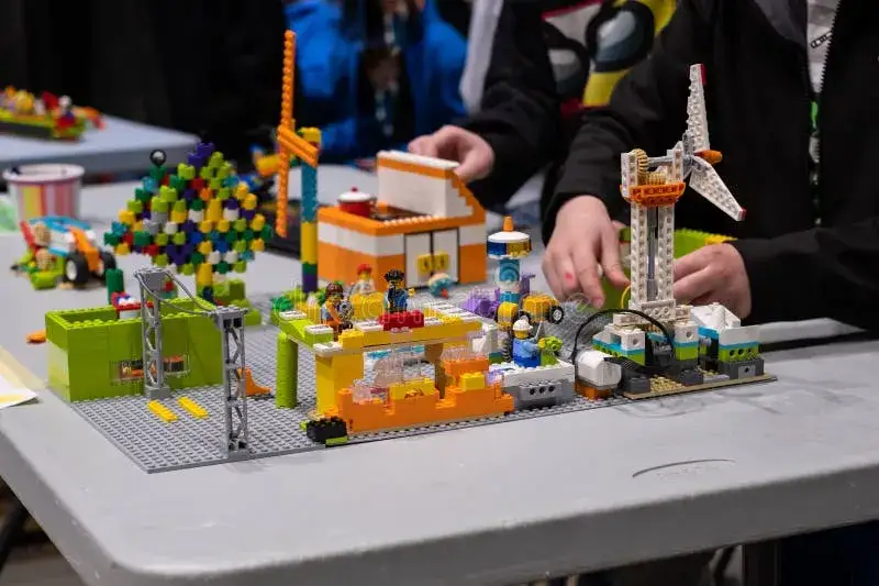 dzieci budujące roboty lego