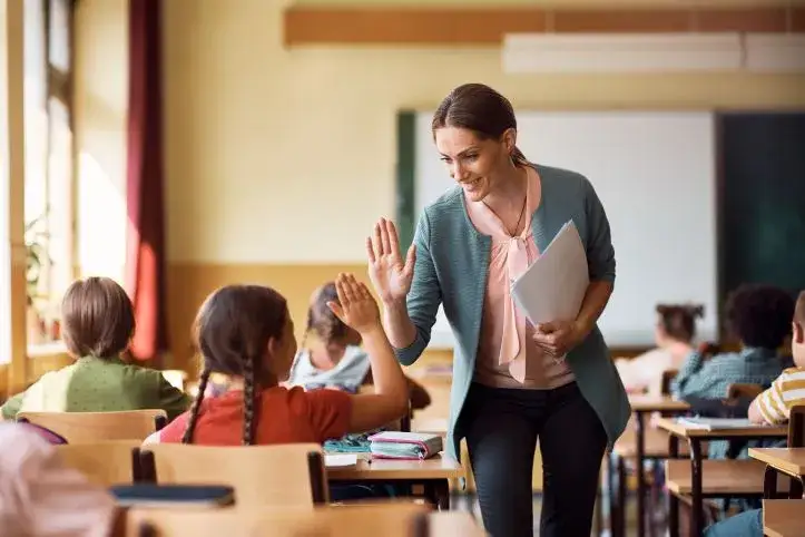 Nauczyciel początkujący w klasie z uczniami