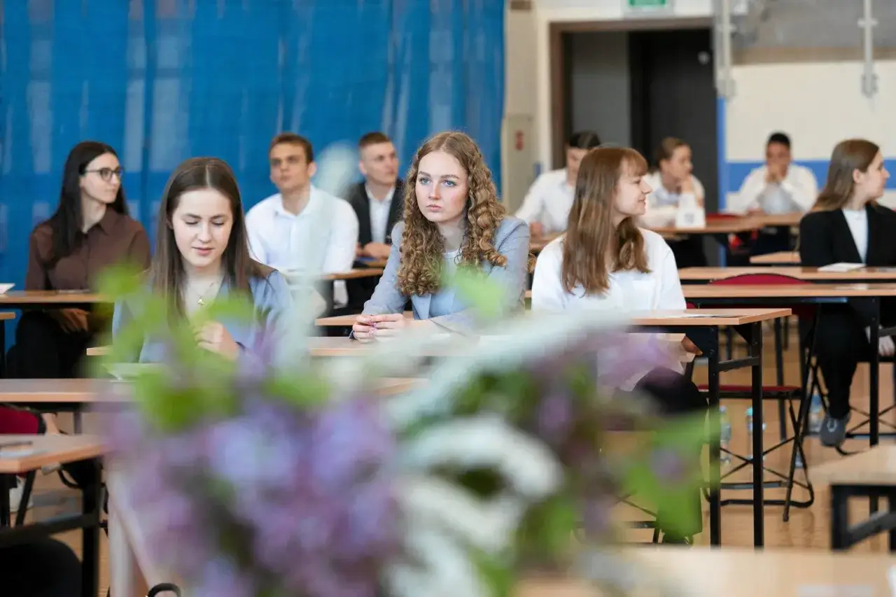 Młodzi ludzie świętujący po zdanej maturze