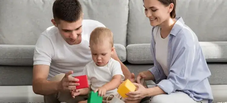 11-miesięczne dziecko bawi się z rodzicem