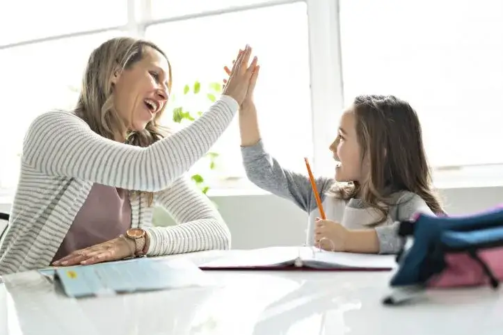 pedagog szkolny w gabinecie rozmawia z uczniem