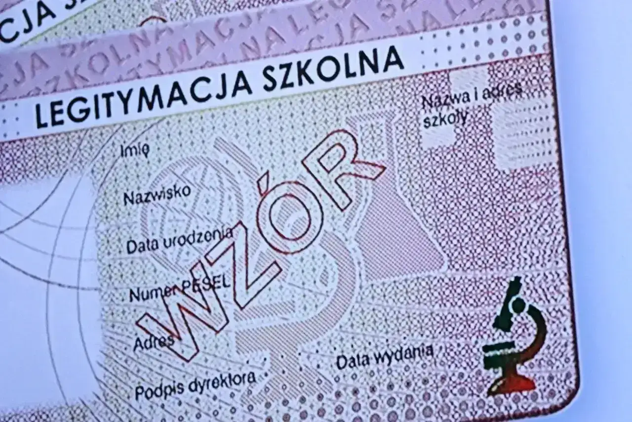 Legitymacja szkolna uprawnia do zniżek do 26 roku życia. Widoczny wzór zawiera dane ucznia i mikroskop.