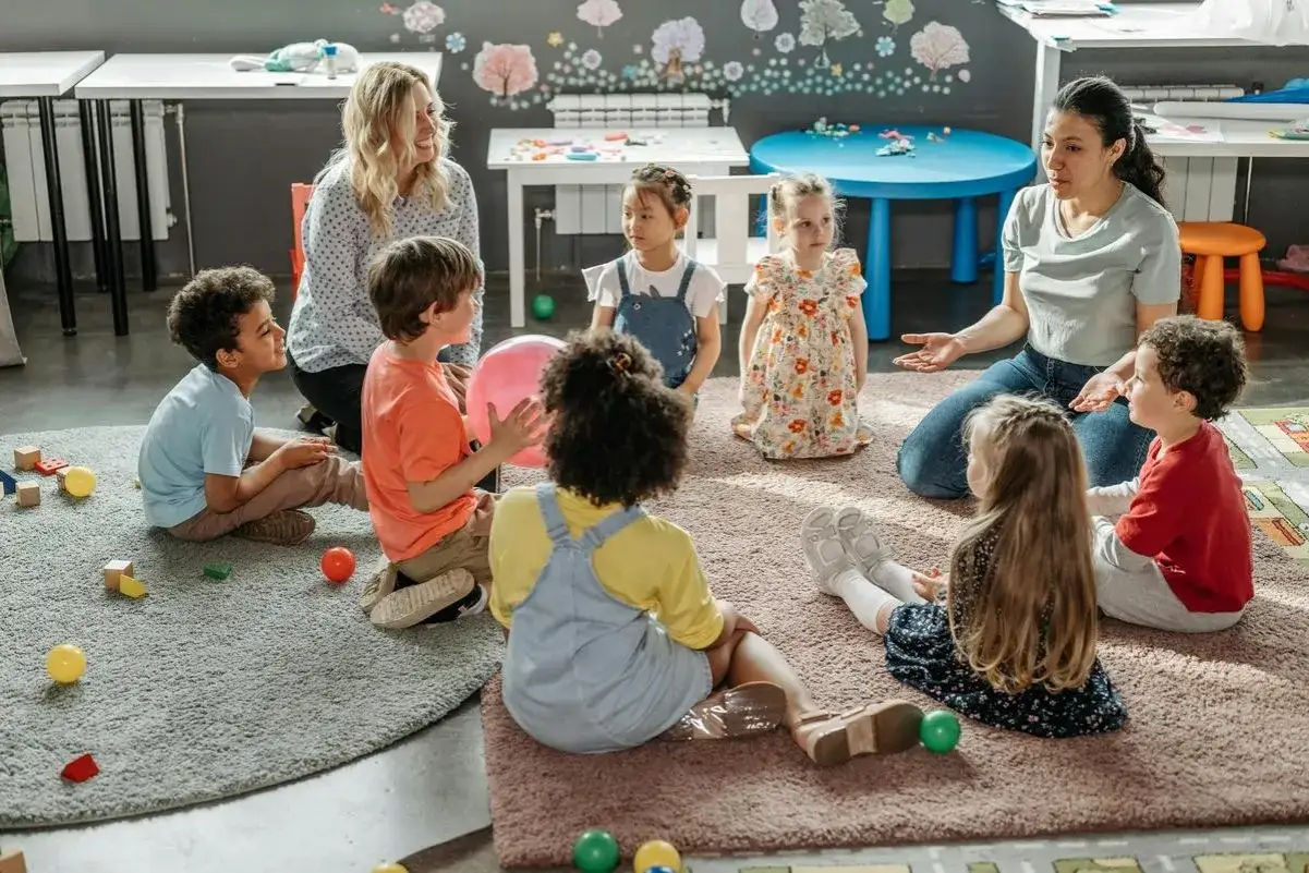 Nauczycielki wspierają dzieci z specjalnymi potrzebami edukacyjnymi podczas zajęć w przedszkolu.