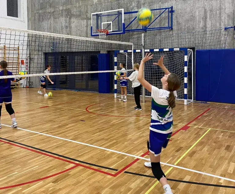 dzieci grające w siatkówkę trening