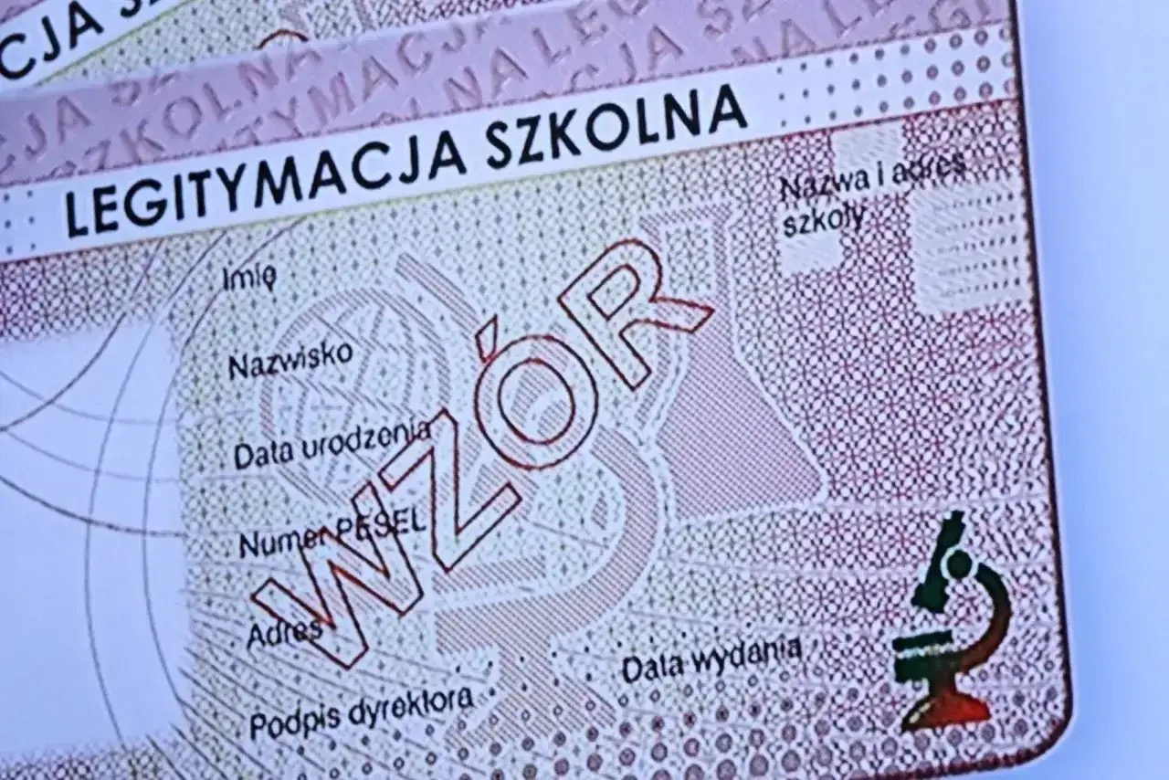 Legitymacja szkolna, choć zawiera dane ucznia, nie jest dokumentem tożsamości. Widoczny wzór zawiera pola na imię, nazwisko, PESEL i adres.