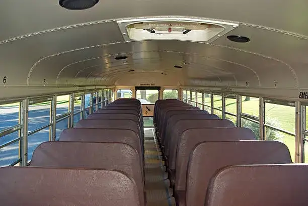 Autobus szkolny wnętrze miejsca siedzące i stojące
