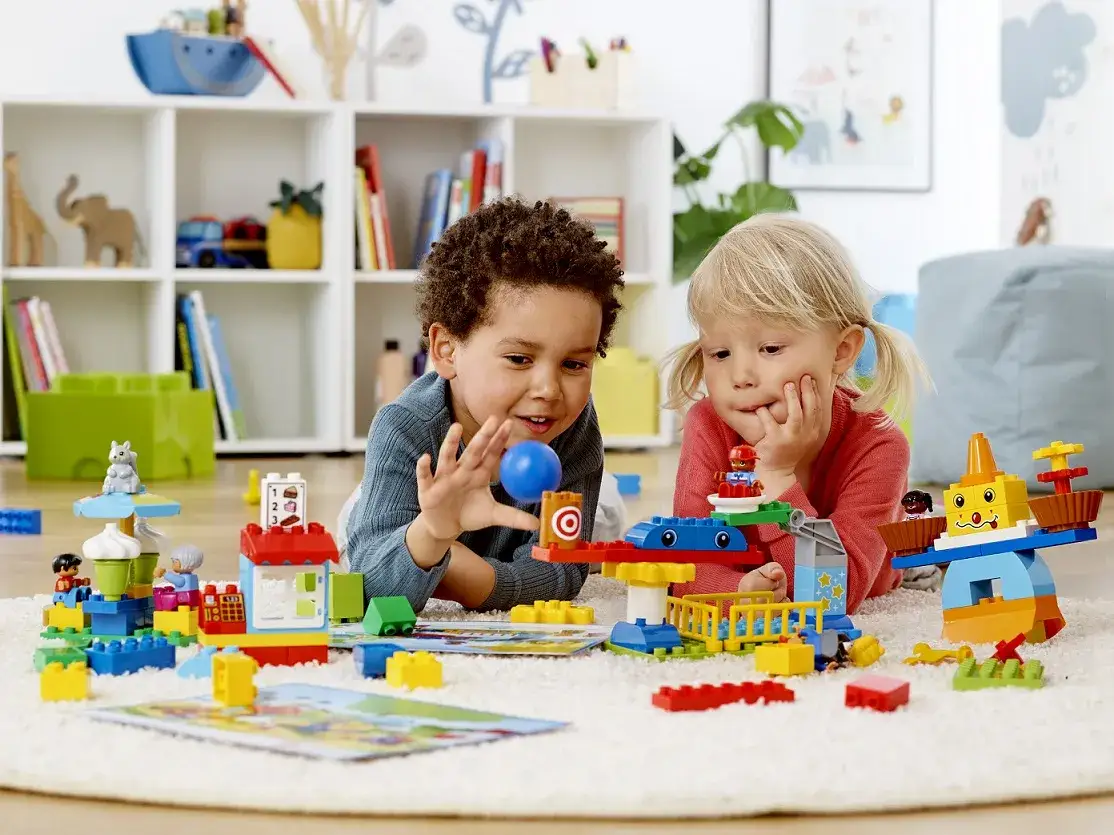 dzieci bawiące się klockami lego i uczące się matematyki