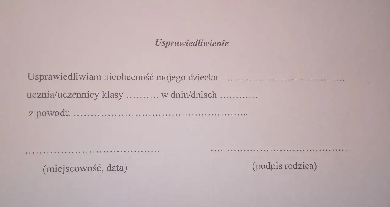 rodzic piszący usprawiedliwienie do szkoły