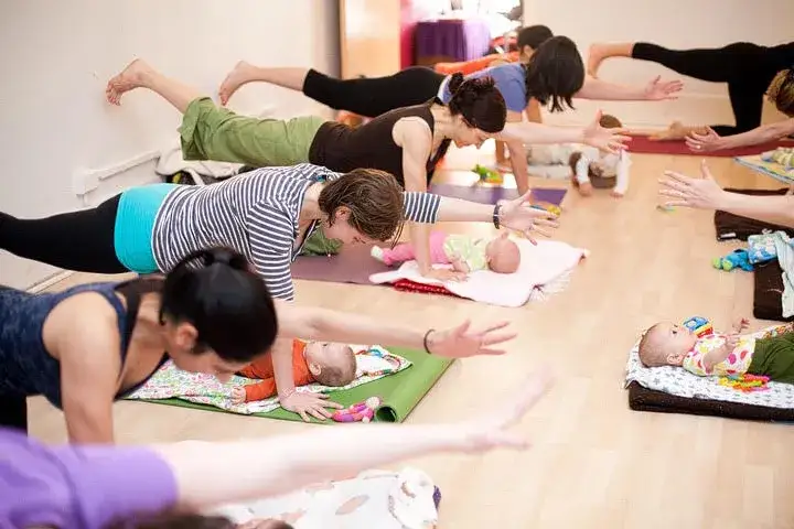 Mama z niemowlakiem na zajęciach fitness Bydgoszcz