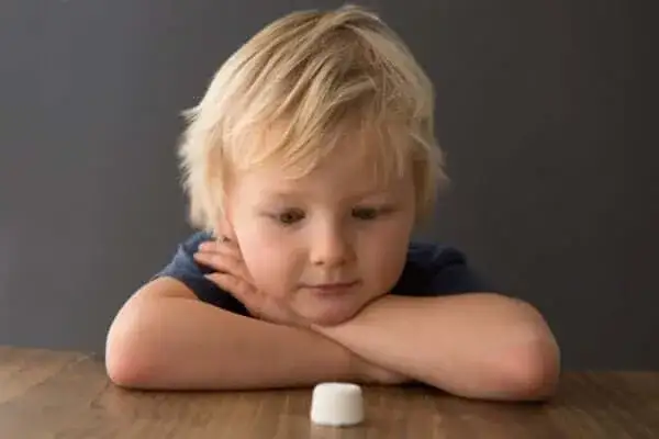 dzieci eksperyment z piankami marshmallow